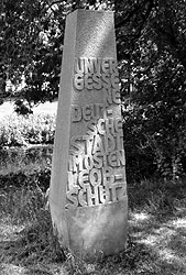 Gedenkstein Leobsch�tz von Anna Maria Strackerjan. Foto: Dieter Niebisch