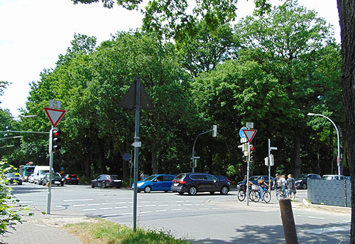 Wartende an Kreuzung Foto: Dieter Niebisch